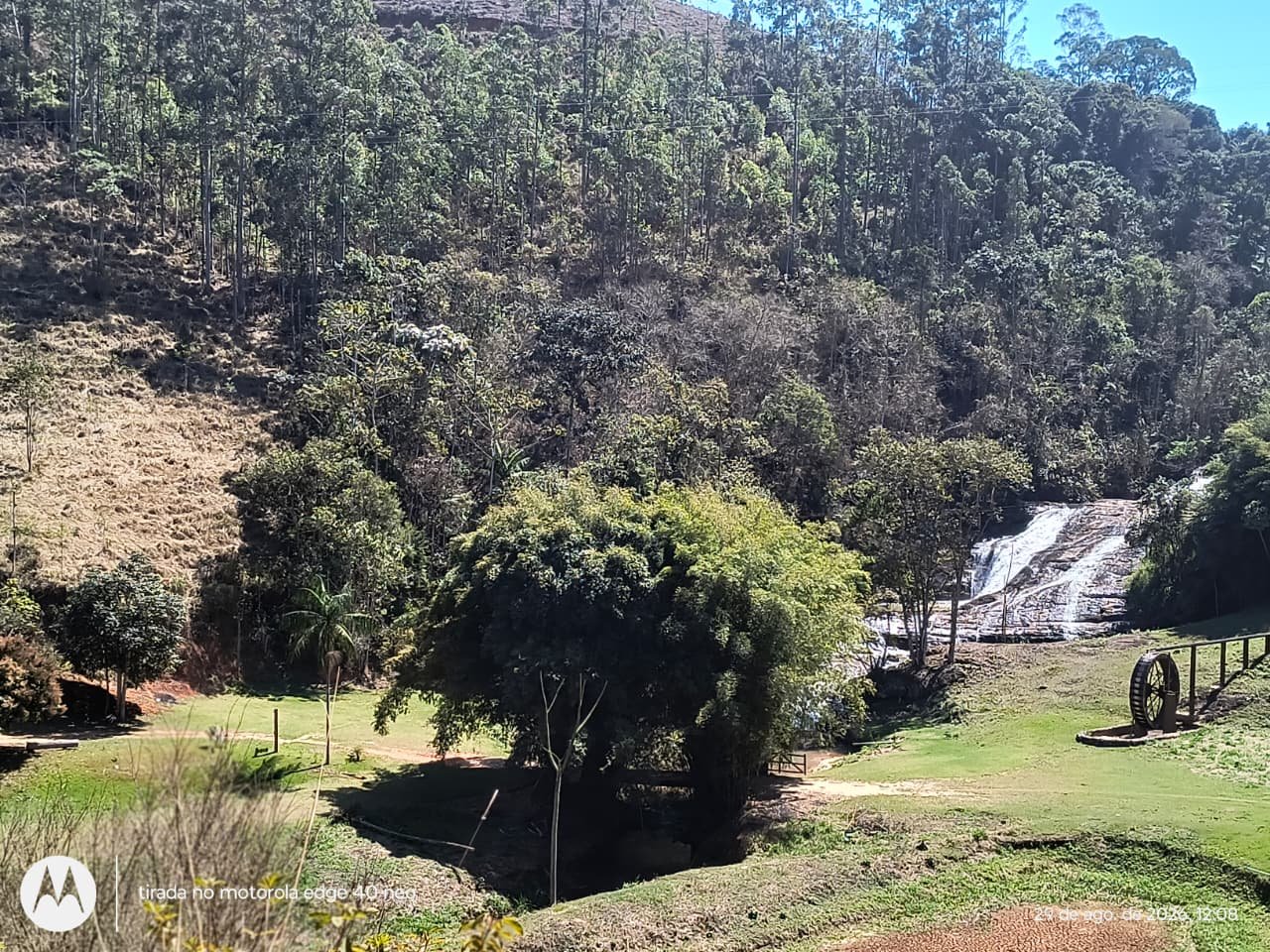 Cachoeira descendo a pedra no meio da mata, vista do alto do vale