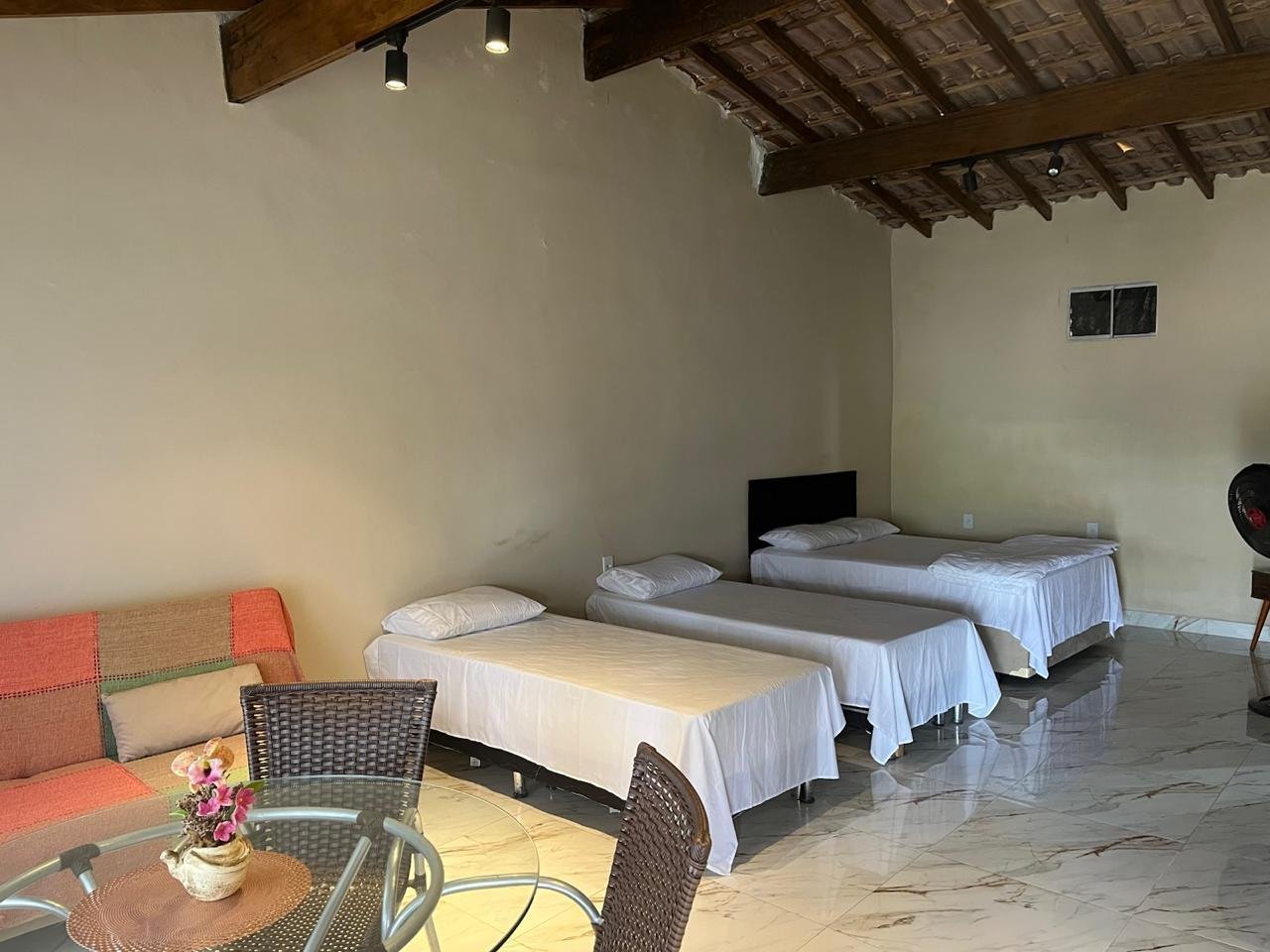 Sala do chalé com camas e área de estar
