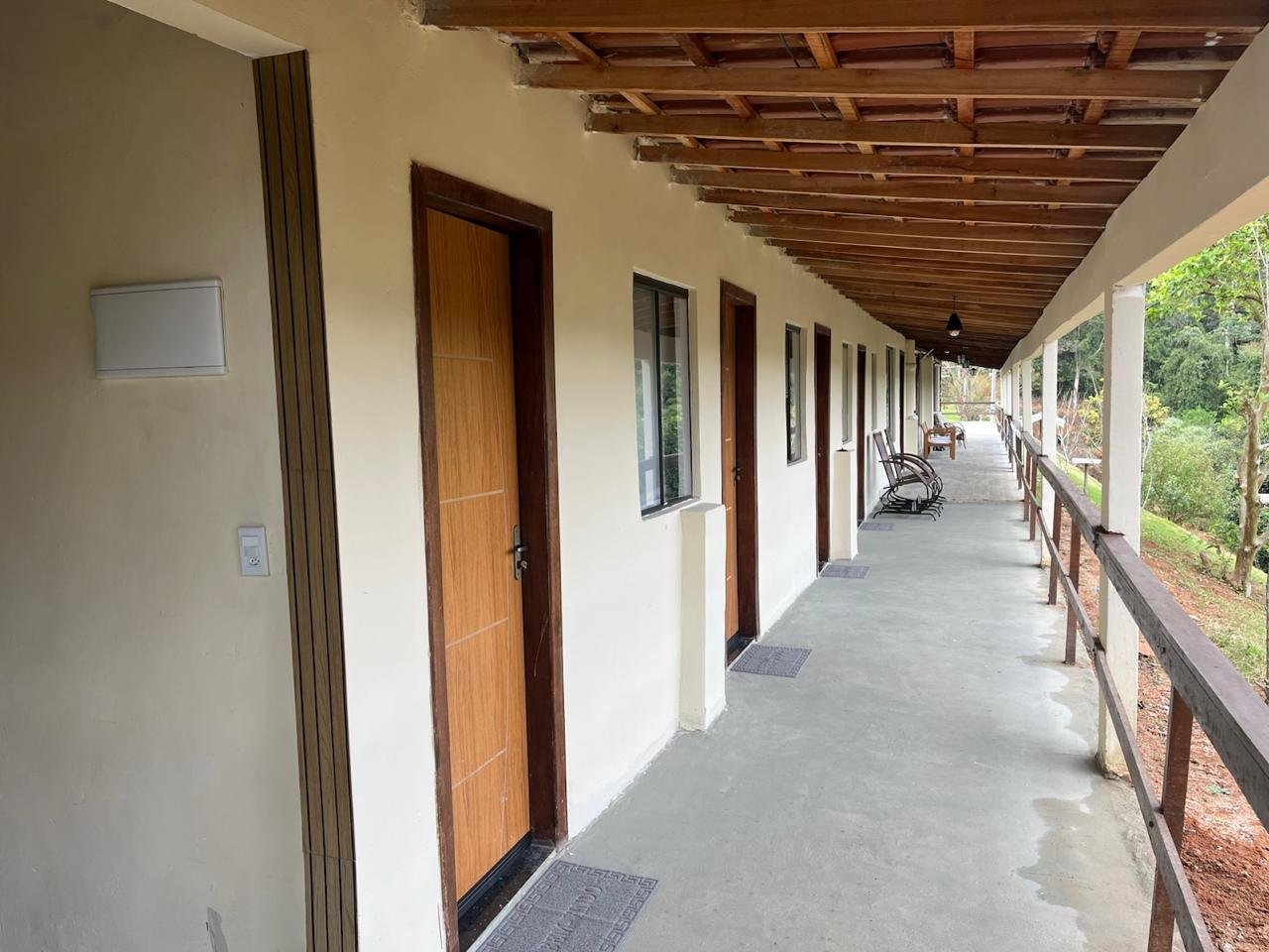 Corredor externo com as portas dos quartos