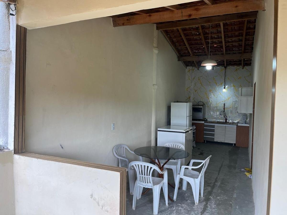Mesa e cozinha coletiva