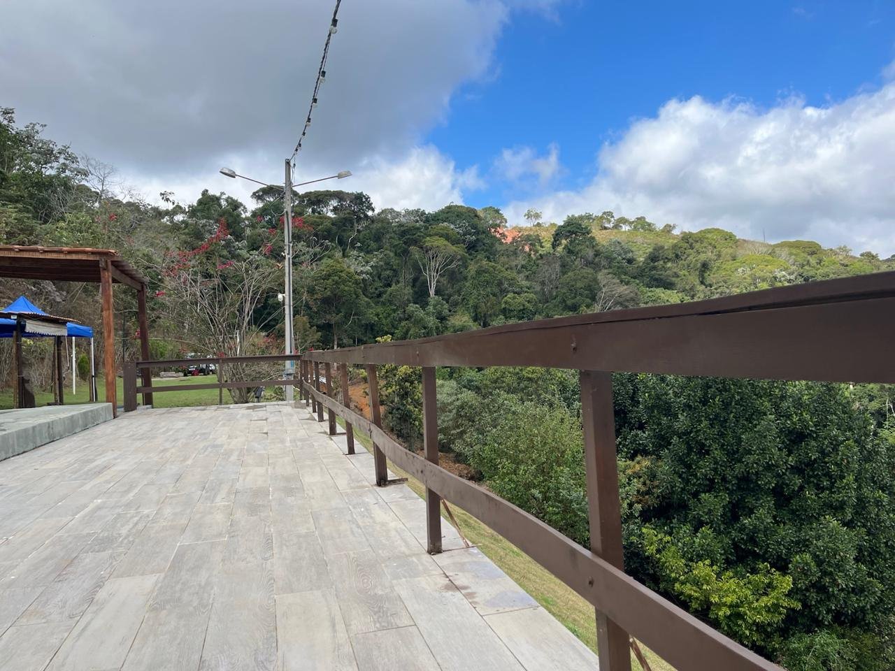 Deck de madeira com guarda-corpo voltado para o vale