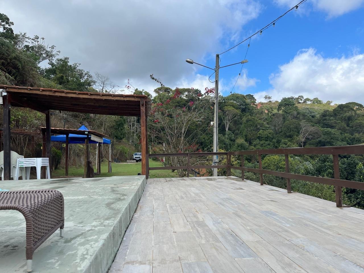 Deck amplo de madeira sob céu de nuvens