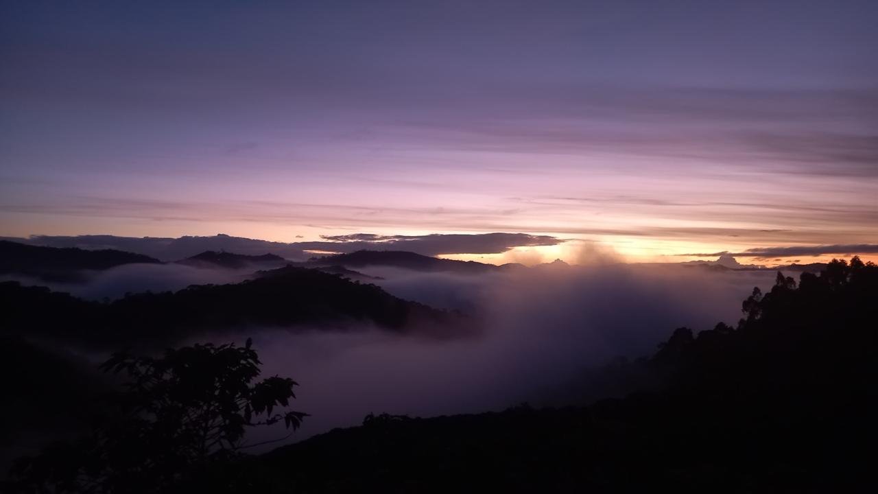 Mar de nuvens cobrindo o vale no fim da tarde, visto da Pousada Vista Linda Dumonte