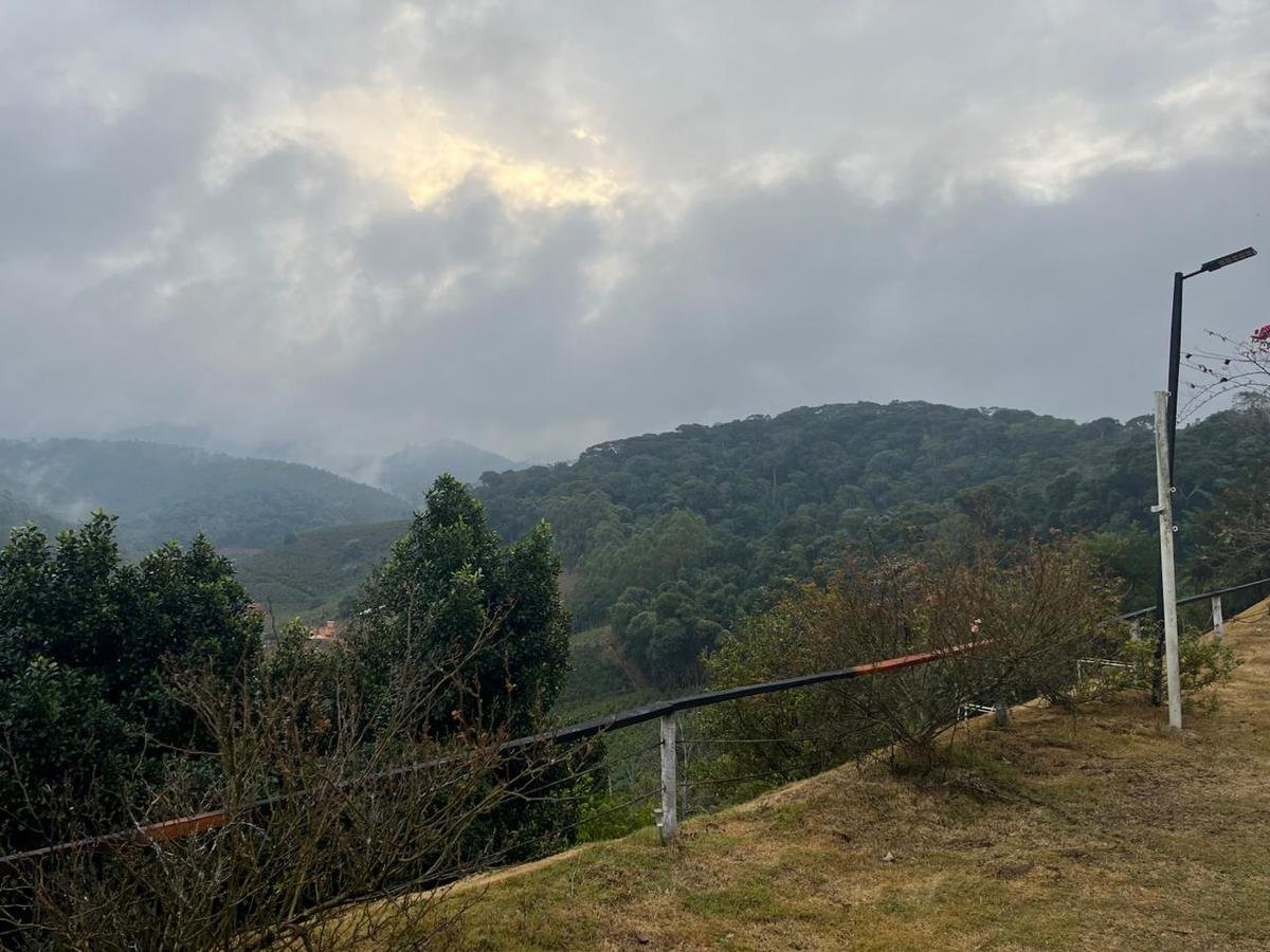 Mata e montanhas vistas do terreno da pousada