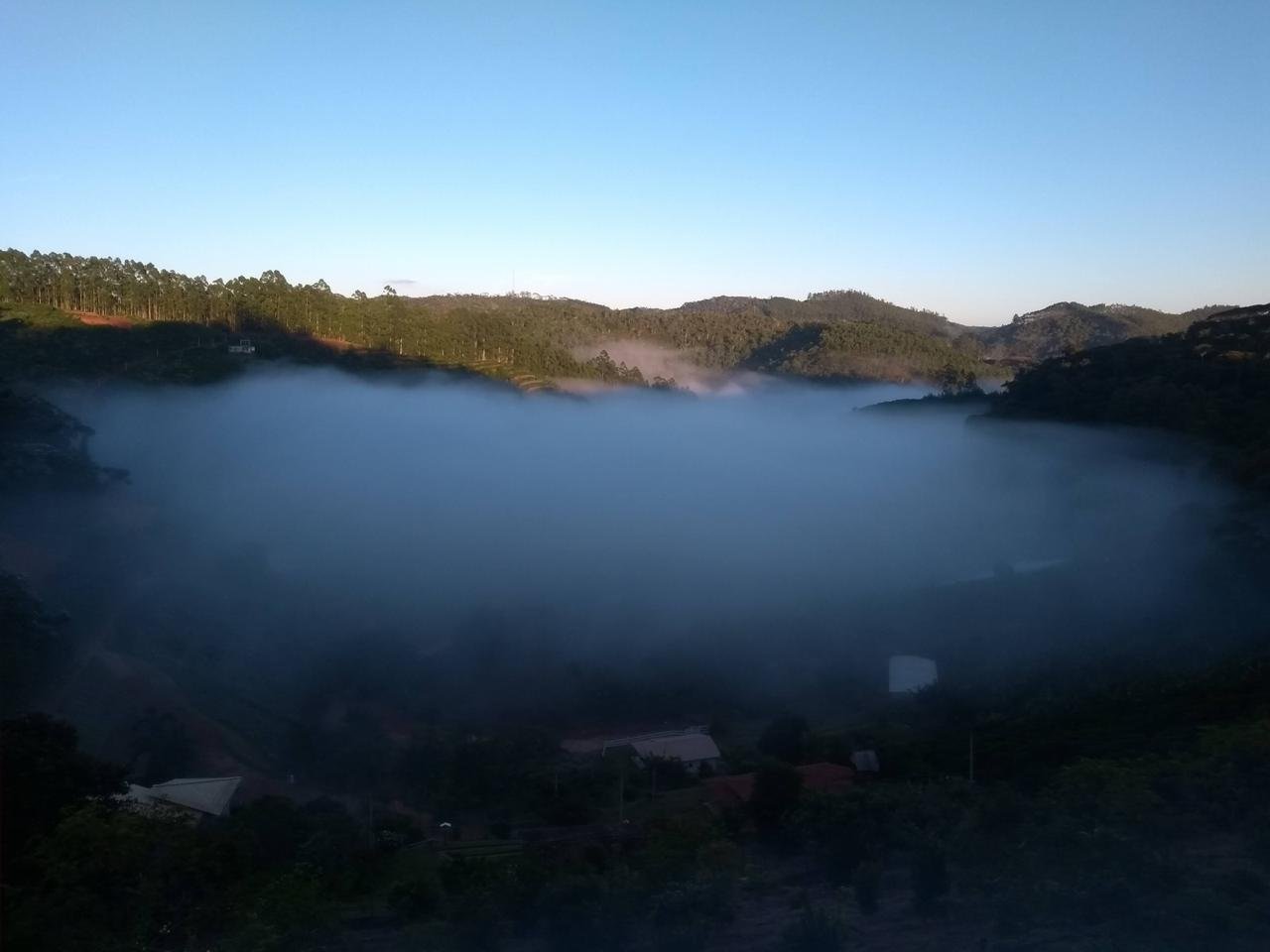 Neblina cobrindo o fundo do vale ao amanhecer