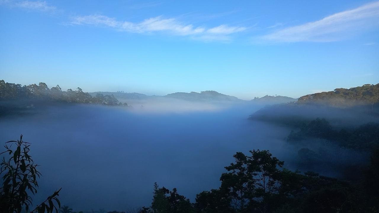 Mar de neblina ocupando todo o vale ao amanhecer