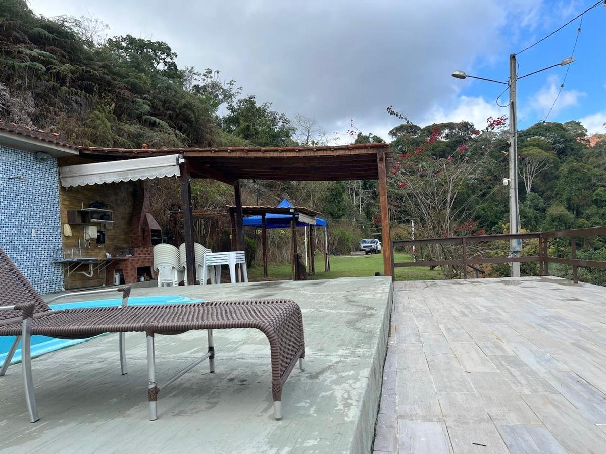 Espreguiçadeira à beira da piscina