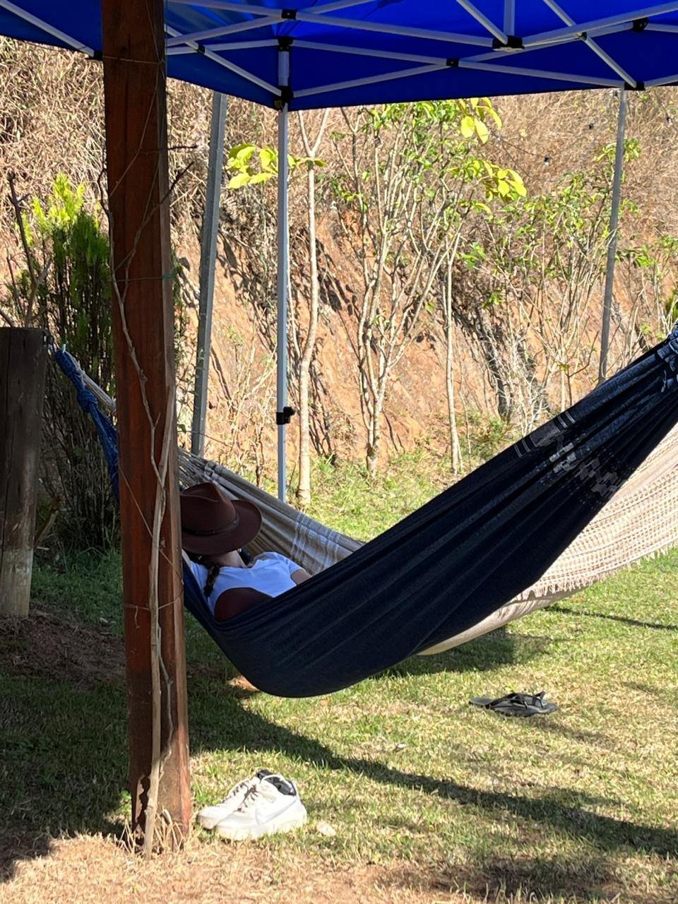 Rede armada sob a tenda no gramado