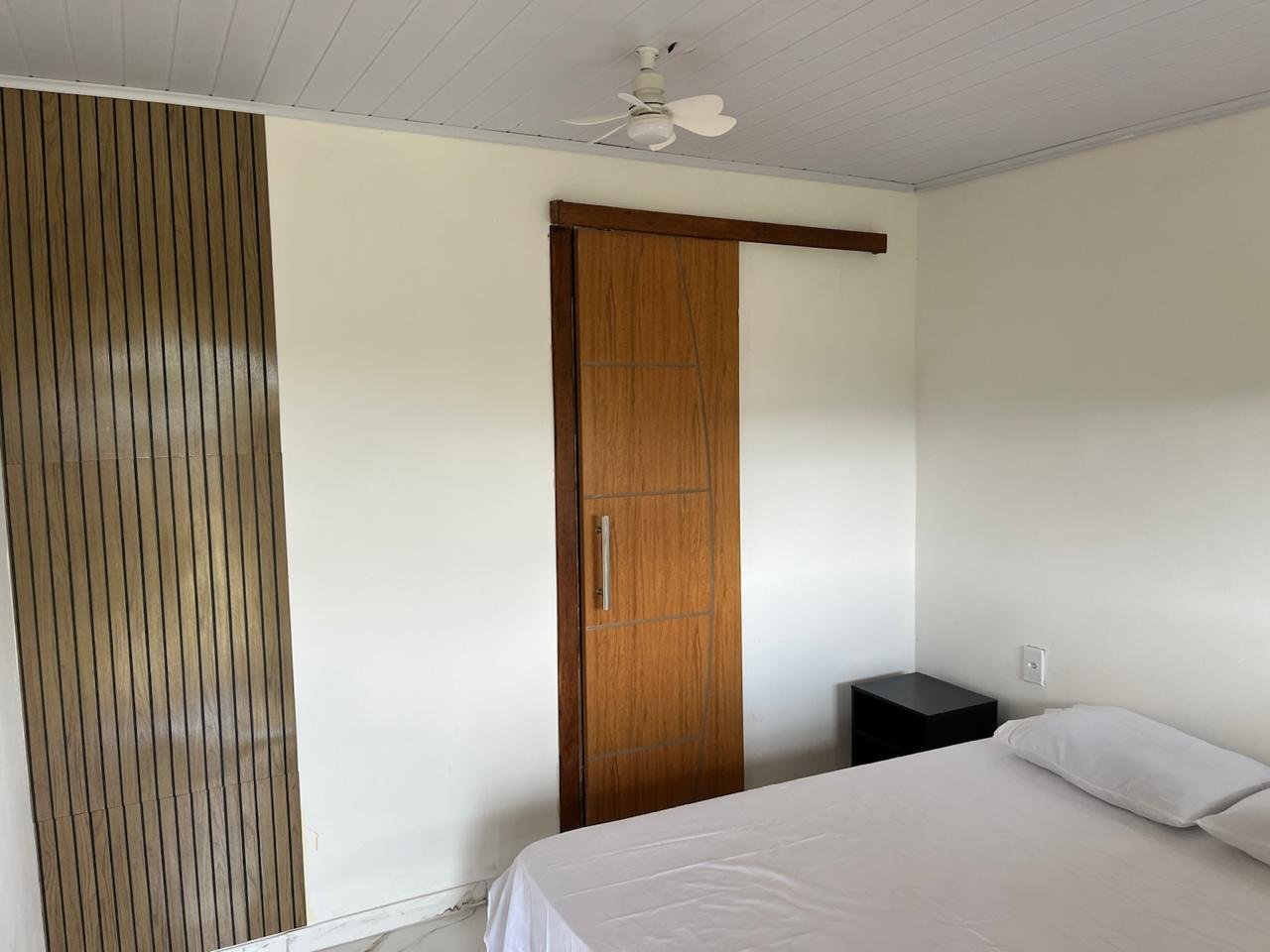 Cama de casal do quarto com suíte