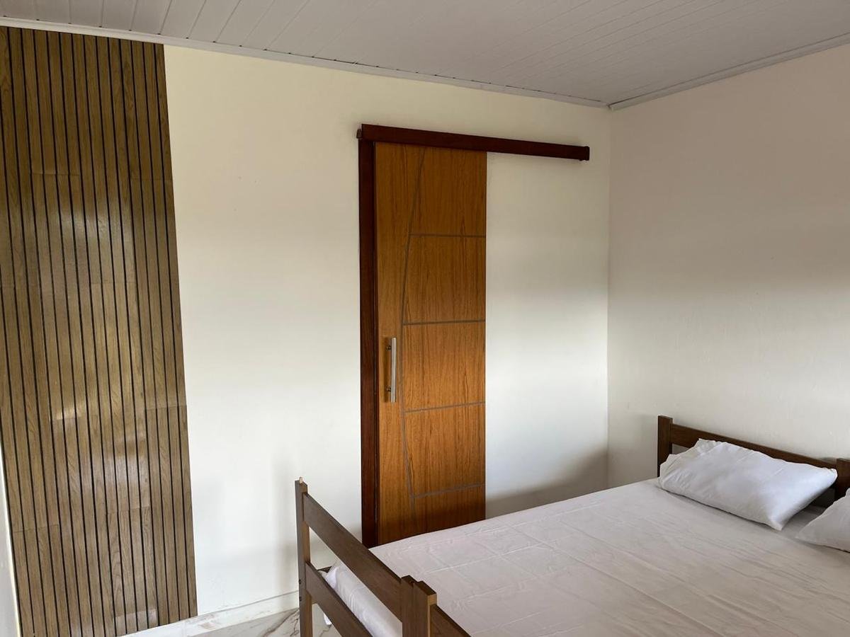 Quarto com suíte visto da porta