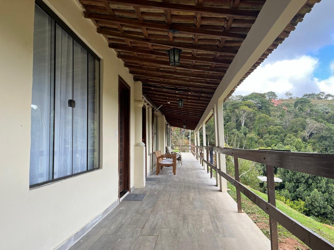 Varanda coberta ao longo dos quartos