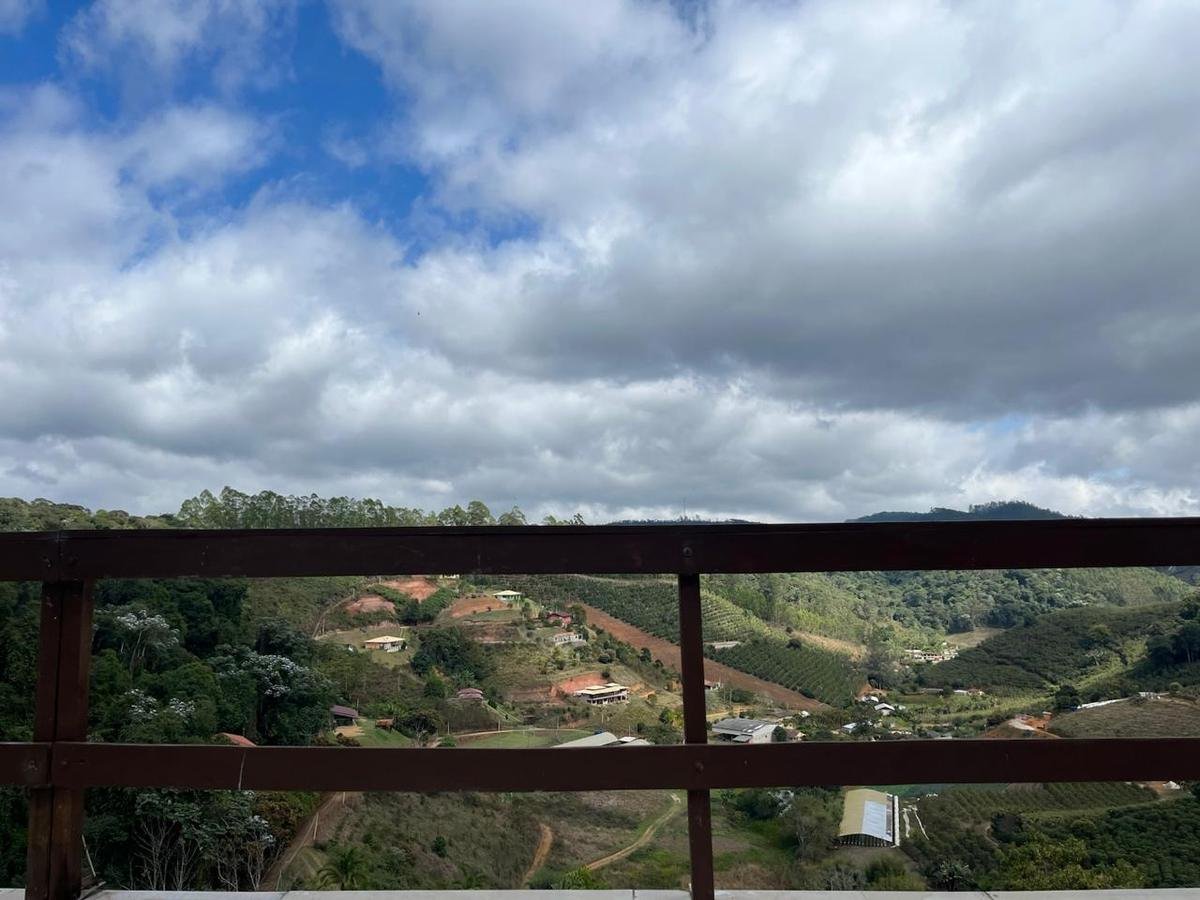 Vale e nuvens vistos do deck