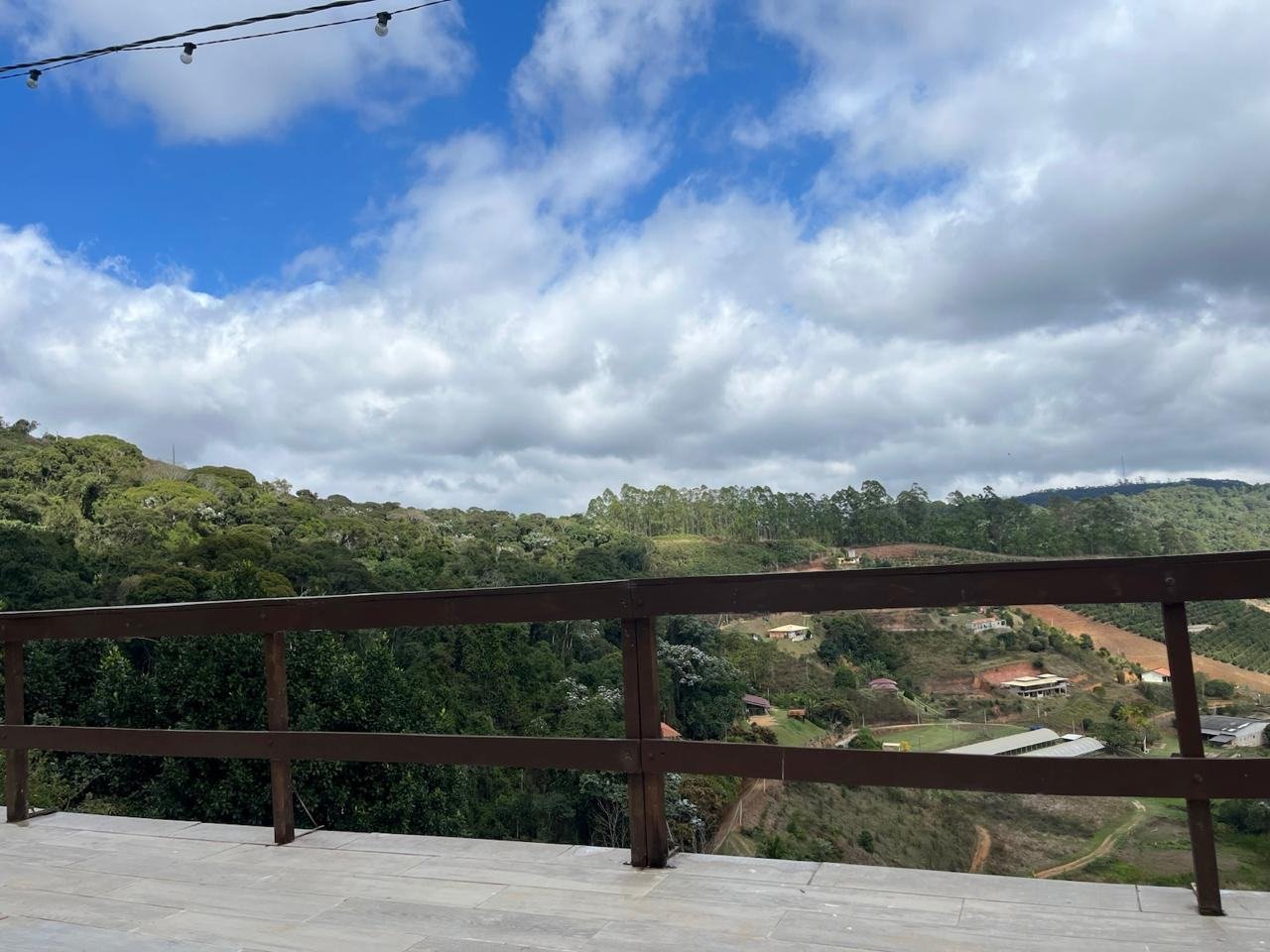 Vista do vale a partir do deck da pousada